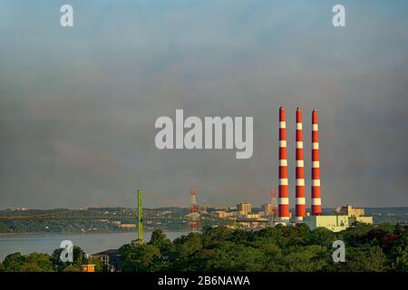 Blick über den Hafen von Halifax, Nova Scotia, Kanada von der Dartmouth-Seite über die A. Murray MacKay Bridge, die vor Ort als "New Bri" bekannt ist Stockfoto