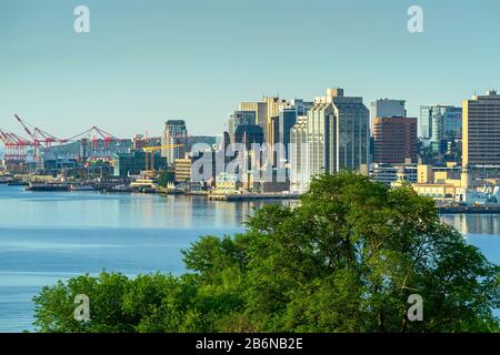 Blick von der Dartmouth-Seite des Halifax Harbour, Nova Scotia, Kanada, mit Blick auf die Küste der Stadt Halifax. Stockfoto