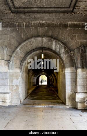 Fußgängertunnel in der Brücke Pont du Carrousel an der seine-Flusspromenade im Pariser Stadtzentrum, Frankreich Stockfoto