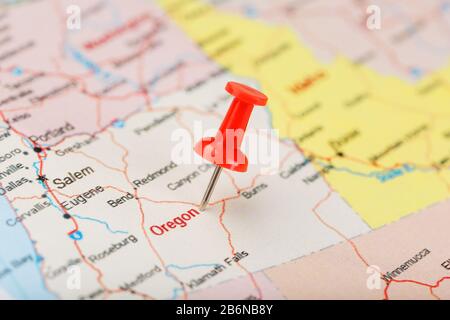 Rote Schreibnadel auf einer Karte der USA, Oregon und der Hauptstadt Salem. Nahaufnahme Karte Oregon mit Red Tack, US-Kartenstift Stockfoto