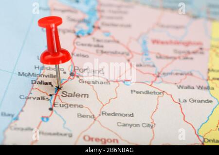 Rote Schreibnadel auf einer Karte der USA, Oregon und der Hauptstadt Salem. Nahaufnahme Karte Oregon mit Red Tack, US-Kartenstift Stockfoto