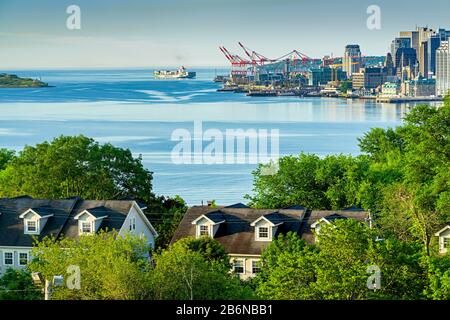 Blick von der Dartmouth-Seite des Halifax Harbour, Nova Scotia, Kanada, mit Blick auf die Küste der Stadt Halifax. Stockfoto