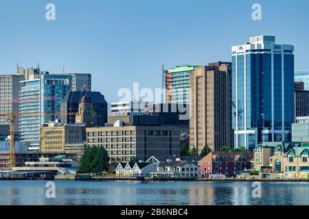 Blick von der Dartmouth-Seite des Halifax Harbour, Nova Scotia, Kanada, mit Blick auf die Küste der Stadt Halifax. Stockfoto