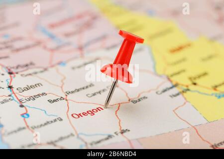 Rote Schreibnadel auf einer Karte der USA, Oregon und der Hauptstadt Salem. Nahaufnahme Karte Oregon mit Red Tack, US-Kartenstift Stockfoto