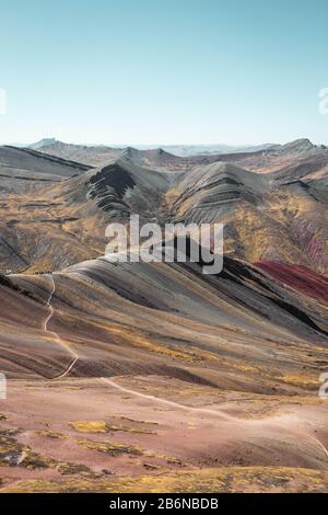 Farbenfrohe Regenbogenberge in Palccoyo (Alternative zu Vinicunca) mit roten, gelben, grünen und blauen Tönen außerhalb von Cusco (Peru, Südamerika) Stockfoto