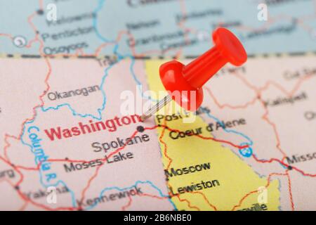 Rote Schreibnadel auf Karte der USA, Washington und DC. Nahaufnahme der Karte von Washington mit roter Tacke, US-Kartenstift Stockfoto