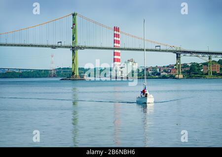 Blick über den Hafen von Halifax, Nova Scotia, Kanada von der Dartmouth-Seite über die A. Murray MacKay Bridge, die vor Ort als "New Bri" bekannt ist Stockfoto