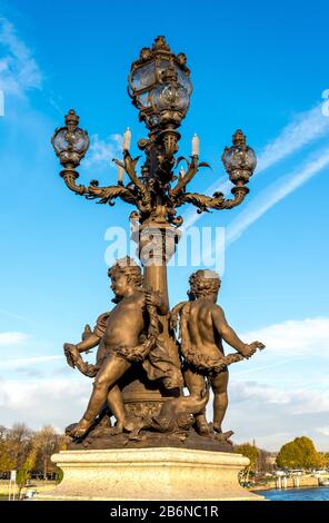 Szenisch prunkvoller Lichtpfosten mit Nymphen der Newa-Bildhauergruppe auf der Alexander-III-Brücke, Paris, Frankreich Stockfoto