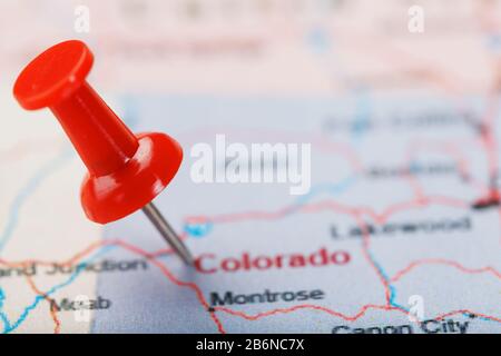 Rote Schreibnadel auf einer Karte der USA, Colorado und der Hauptstadt Denver. Nahaufnahme Karte Colorado mit Red Tack, US-Kartenstift Stockfoto