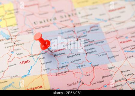 Rote Schreibnadel auf einer Karte der USA, Colorado und der Hauptstadt Denver. Nahaufnahme Karte Colorado mit Red Tack, US-Kartenstift Stockfoto
