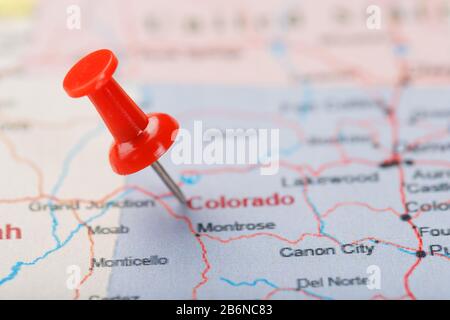 Rote Schreibnadel auf einer Karte der USA, Colorado und der Hauptstadt Denver. Nahaufnahme Karte Colorado mit Red Tack, US-Kartenstift Stockfoto