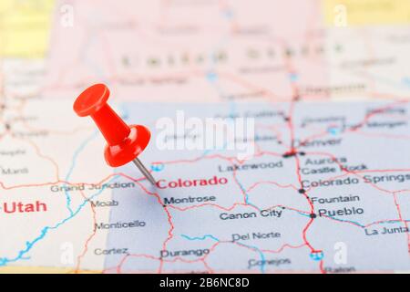 Rote Schreibnadel auf einer Karte der USA, Colorado und der Hauptstadt Denver. Nahaufnahme Karte Colorado mit Red Tack, US-Kartenstift Stockfoto