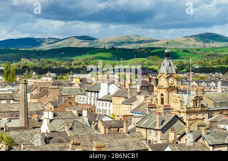 Blick auf die Dachterrasse von Kendal, Cumbria, zum Whinfell-Kamm im Lake District National Park Stockfoto