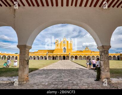 Arkaden um das Atrium (Innenhof) im Convento de San Antonio de Padua, Kloster in Izamal, Bundesstaat Yucatan, Mexiko Stockfoto