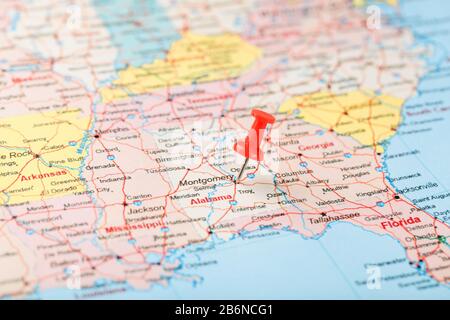 Rote Schreibnadel auf einer Karte der USA, Südalabama und der Hauptstadt Montgomery. Nahaufnahme der Karte von South Alabama mit rotem Zack, United States MAP Pin USA Stockfoto