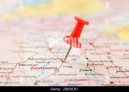 Rote Schreibnadel auf einer Karte der USA, Südalabama und der Hauptstadt Montgomery. Nahaufnahme der Karte von South Alabama mit rotem Zack, United States MAP Pin USA Stockfoto