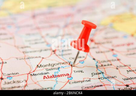 Rote Schreibnadel auf einer Karte der USA, Südalabama und der Hauptstadt Montgomery. Nahaufnahme der Karte von South Alabama mit rotem Zack, United States MAP Pin USA Stockfoto