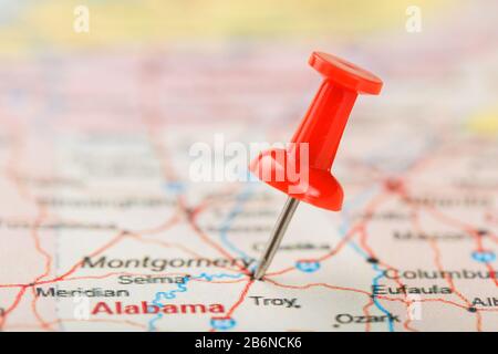 Rote Schreibnadel auf einer Karte der USA, Südalabama und der Hauptstadt Montgomery. Nahaufnahme der Karte von South Alabama mit rotem Zack, United States MAP Pin USA Stockfoto