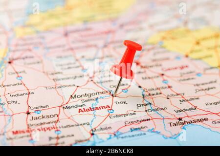 Rote Schreibnadel auf einer Karte der USA, Südalabama und der Hauptstadt Montgomery. Nahaufnahme der Karte von South Alabama mit rotem Zack, United States MAP Pin USA Stockfoto