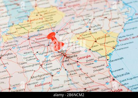 Rote Schreibnadel auf einer Karte der USA, des US-Bundesstaats South Georgia und der Hauptstadt Atlanta. Nahaufnahme der Karte des US-Bundesstaats Südgeorgien mit roter Heftung, United Stockfoto