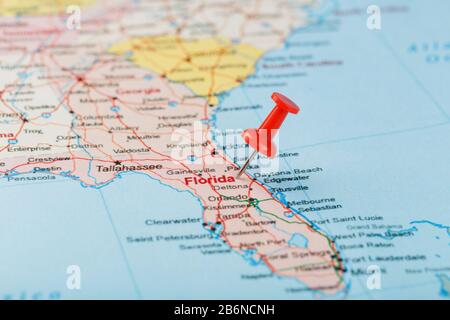 Rote Schreibnadel auf einer Karte der USA, Südflorida und der Hauptstadt Tallahassee. Nahaufnahme der Karte von Südflorida mit rotem Zack, United States MAP Pin USA Stockfoto