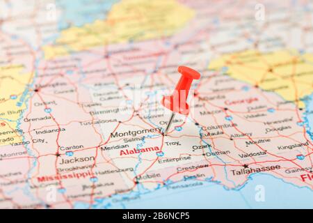 Rote Schreibnadel auf einer Karte der USA, Südalabama und der Hauptstadt Montgomery. Nahaufnahme der Karte von South Alabama mit rotem Zack, United States MAP Pin USA Stockfoto