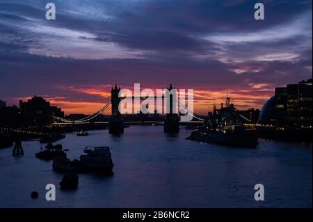 Sonnenaufgang über Tower Bridge, London, England Stockfoto