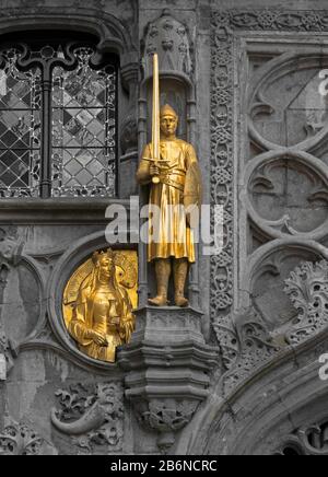 Vergoldete Steinstatuen an der Kapelle von Saint Basil, Basilika des Heiligen Blutes, Brüggen, Belgien. Stockfoto