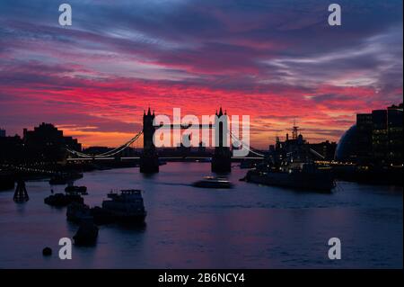 Sonnenaufgang über Tower Bridge, London, England Stockfoto