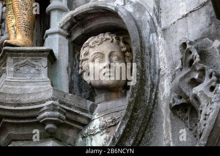 Steinstatuen an der Heilig-Blut-Basilika - Kapelle des heiligen Basil in Brüggen, Belgien. Stockfoto