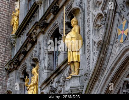 Vergoldete Steinstatuen an der Kapelle von Saint Basil, Basilika des Heiligen Blutes, Brüggen, Belgien. Stockfoto