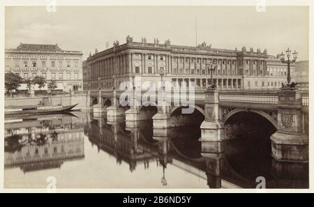 Friedrich Brücke über die Spree in Berlijn 19324. Berlin, Die Börse. (Titelobjekt) Objekttyp: Fotos Artikelnummer: RP-F 1995-48 Beschriftung / Marken: Beschriftung auf dem Nachbild, gedruckt mit negativ: '19324. Berlin, The Exchange.'opschrift, recto top sheet, geschrieben in Bleistift: 'Francis Frith and Co 1880's' Hersteller: Fotograf: Frith & Co. (Zugeschrieben) Fotograf Francis Frith (zugeschrieben) Ort Herstellung: Großbritannien Datum: 1875 - 1890 Physische Merkmale: Albumin Druckmaterial: Papierpapier Pappe Technik: Albumin Druckabmessungen: Foto: H 15 Stockfoto