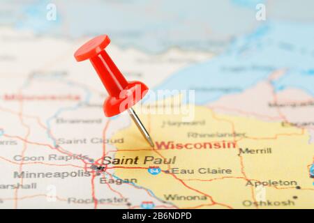 Rote Schreibnadel auf einer Karte von USA, Wisconsin und der Hauptstadt Madison. Nahaufnahme der Karte von Wisconsin mit rotem Zack, United States Map Pin USA Stockfoto
