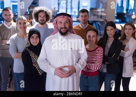 Portrait des jungen, ziemlich erfolgreichen, multiethnischen Corporate Close-strick Teamkonzepts, arabian als Leader, european african Ethnicity Office Workers POS Stockfoto