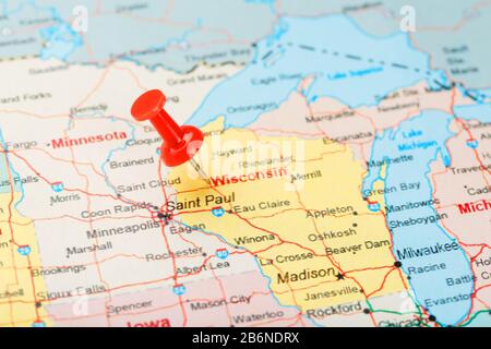 Rote Schreibnadel auf einer Karte von USA, Wisconsin und der Hauptstadt Madison. Nahaufnahme der Karte von Wisconsin mit rotem Zack, United States Map Pin USA Stockfoto
