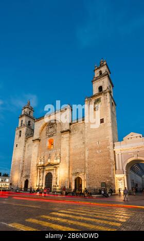 Catedral de San Ildefonso, 16. Jahrhundert, nach Sonnenuntergang, Plaza Grande in Merida, Bundesstaat Yucatan, Mexiko Stockfoto