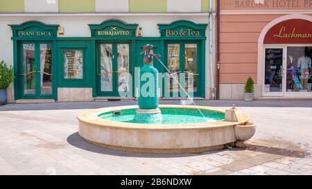 Gyor, Ungarn 06.30.2019. Siphonbrunnen im historischen Zentrum von Gyor. Stockfoto