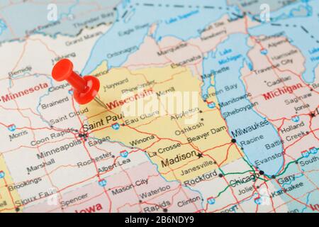 Rote Schreibnadel auf einer Karte von USA, Wisconsin und der Hauptstadt Madison. Nahaufnahme der Karte von Wisconsin mit rotem Zack, United States Map Pin USA Stockfoto