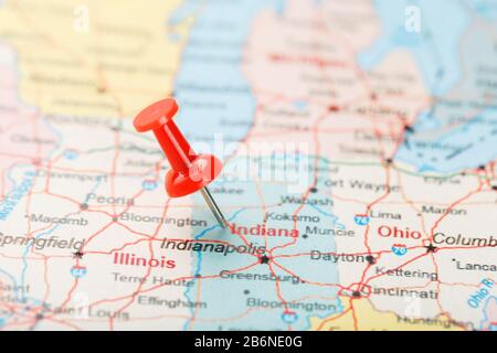 Red clerical needle on a map of USA, Indiana and the capital Indianapolis. Close up map of Page protected with pending changes Indiana with red tack, Stockfoto