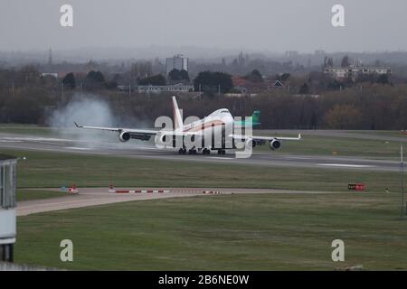 Ein Flugzeug, das Passagiere aus dem Coronavirus transportierte, landet auf dem Flughafen Birmingham, nachdem sie aus den USA zurückgeführt wurden. Stockfoto