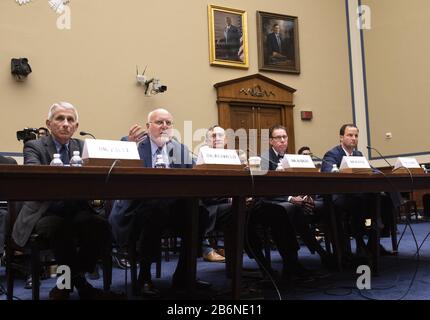 Von links nach rechts: Anthony Fauci, Direktor des NIH National Institute of Allergy and Infectious Diseases; Robert Redfield, Direktor der Centers for Disease Control and Prevention; Robert Kadlec, Assistant HHS Secretary for Preparedness and Response; Terry M. Rauch, amtierender stellvertretender stellvertretender stellvertretender stellvertretender stellvertretender stellvertretender Verteidigungsminister für die Politik und Aufsicht im Bereich Gesundheitsbereitschaft; und Chris Currie, Leiter des Notfallmanagements und der nationalen Vorbereitung auf das Government Accountability Office, zeugen während einer Anhörung des House Oversight Committee über die Vorbereitung und Reaktion von Coronavirus auf Capitol Hill in Washington, D. Stockfoto