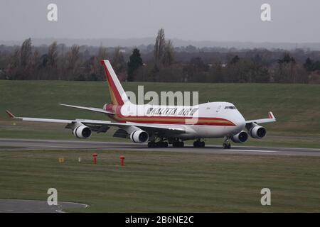 Ein Flugzeug, das Passagiere aus dem Coronavirus transportierte, landet auf dem Flughafen Birmingham, nachdem sie aus den USA zurückgeführt wurden. Stockfoto