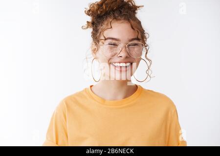 Freudig lustige charismatische attraktive europäische Ingwergirl frechelt mit Brille lachend glücklich mit fantastischem, positivem Tag Glücksgefühle Stockfoto