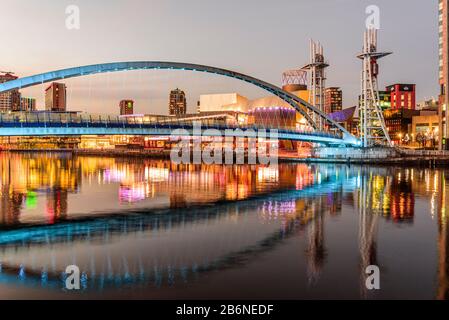 Lowry Bridge und The Lowry, Salford Quays, Greater Manchester Stockfoto