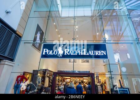 Namensschild und Logo von Polo Ralph Lauren über der Ladenfront im Gunwharf Quays Einkaufszentrum, Portsmouth, Hampshire, Südküste Englands Stockfoto