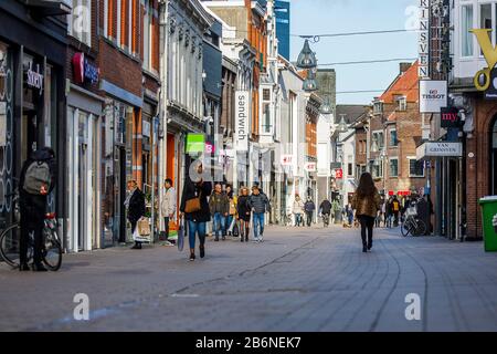 Tilburg, Niederlande. März 2020. Tilburg, Leere Stadt Tilburg wegen Corona Virus, 11-03-2020. In der Stadt Tilburg gibt es aufgrund des Corona-Virus weniger Menschen als normal. Leere Terrassen und Einkaufsstraßen Credit: Pro Shots/Alamy Live News Stockfoto