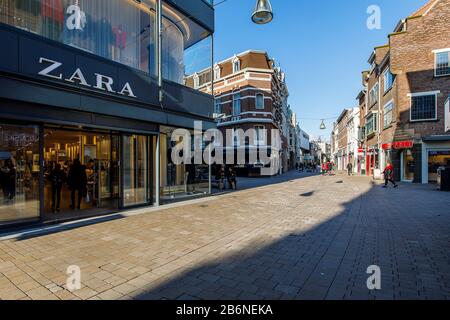 Tilburg, Niederlande. März 2020. Tilburg, Leere Stadt Tilburg wegen Corona Virus, 11-03-2020. In der Stadt Tilburg gibt es aufgrund des Corona-Virus weniger Menschen als normal. Leere Terrassen und Einkaufsstraßen Credit: Pro Shots/Alamy Live News Stockfoto