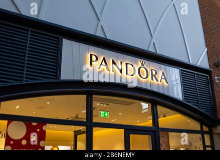 Namensschild des Zubehörhändlers Pandora über der Ladenfront im Einkaufszentrum Gunwharf Quays, Portsmouth, Hampshire, Südküste Englands Stockfoto
