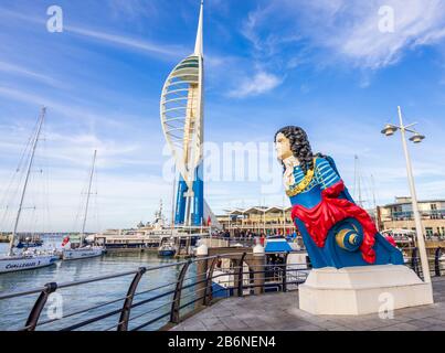 Aushängeschild von der "HMS Marlborough" und dem "Emirates Spinnaker Tower", einem Wahrzeichen an der Küste, Gunwharf Quays, Portsmouth Harbour, Hampshire, Südengland Stockfoto