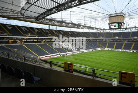 Frankfurt, Deutschland. März 2020. Europa League, Vor der ersten Runde der letzten sechzehn Eintracht Frankfurt - FC Basel in der Commerzbank-Arena. Blick ins leere Stadion. Wegen der Verbreitung des Corona-Virus muss das Spiel ohne Zuschauer gespielt werden. Diese Entscheidung traf das Gesundheitsamt Frankfurt nach einer Neubewertung der Situation. Credit: Dpa Picture Alliance / Alamy Live News Stockfoto